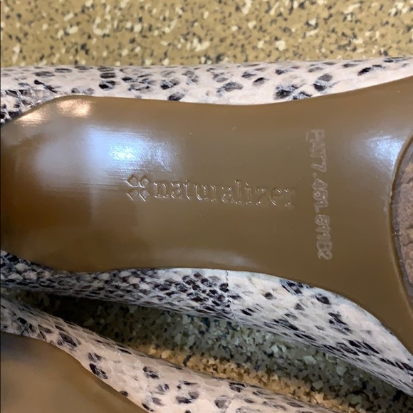 Naturalizer faux snake skin pumps - Picture 4 of 5